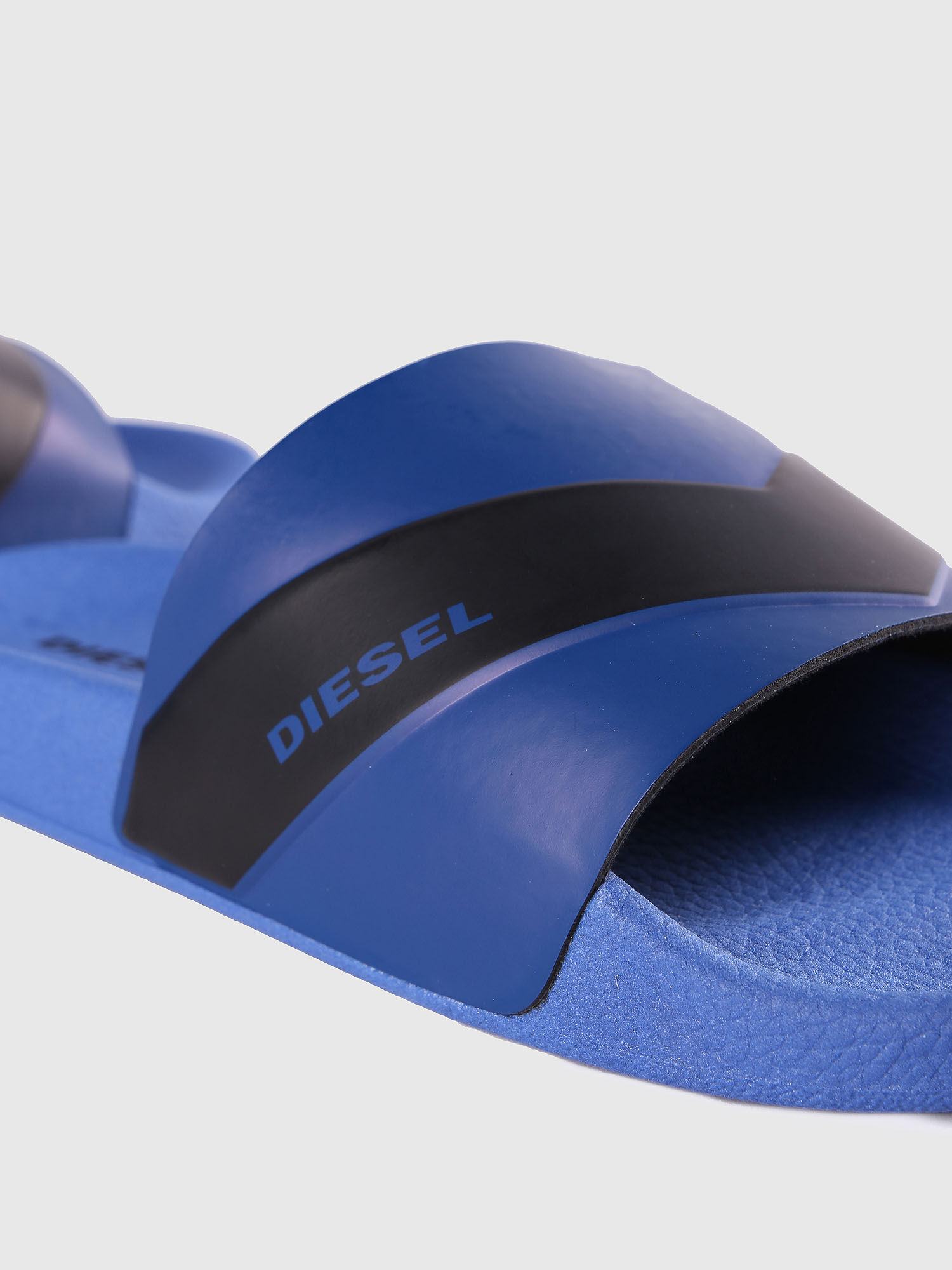 SA-MARAL Men: Slides with contrasting v